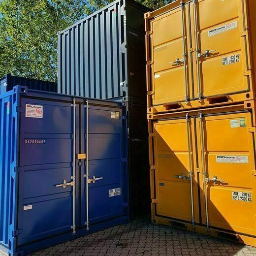 Container, lagercontainere fra Containex stablet, i farverne blå og gul