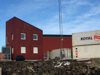 Royal Arctic Line Til Royal Arctic Line i Tasiilaq leverede vi kontorcontainere med kontorlokaler og toilet. Bygningen har lyse rum med vinduer og er isoleret til det kølige vejr. Kontorbygningen blev bygget i to plan, der har udsigt til havnefronten.