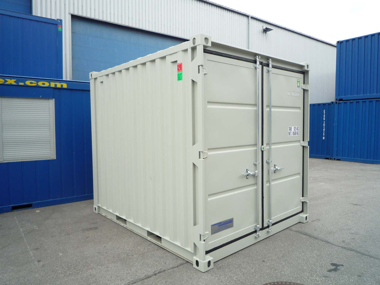 Hvid 10 fods lagercontainer fra Containex, RAL 7032.