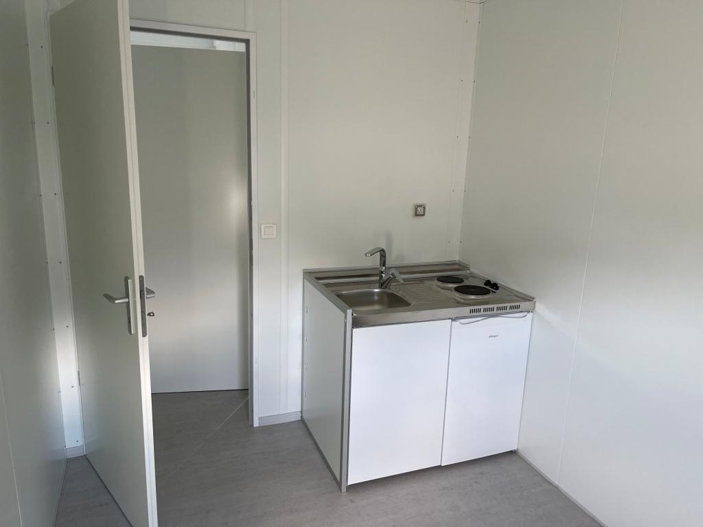 Beboelse fra Containex, indeholder toilet med bad samt en gang, og et større rum med tekøkken