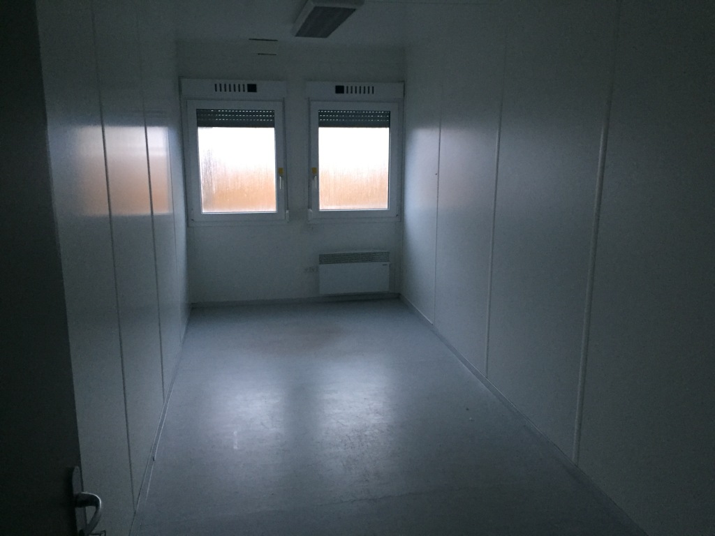 Kontorrum der består af 1 stk. 20' kontorcontainer. Alle modulerne har elvarme lys og vinduer.